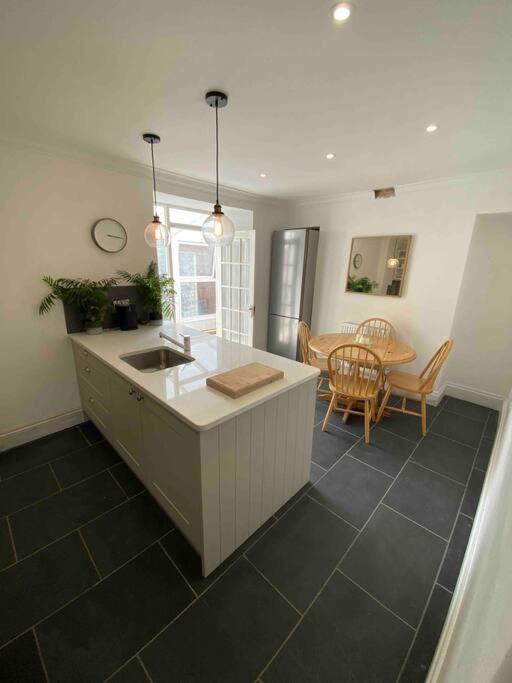Beautiful 2 Bed End Terrace Victorian Town House Apartment Redruth Exterior photo